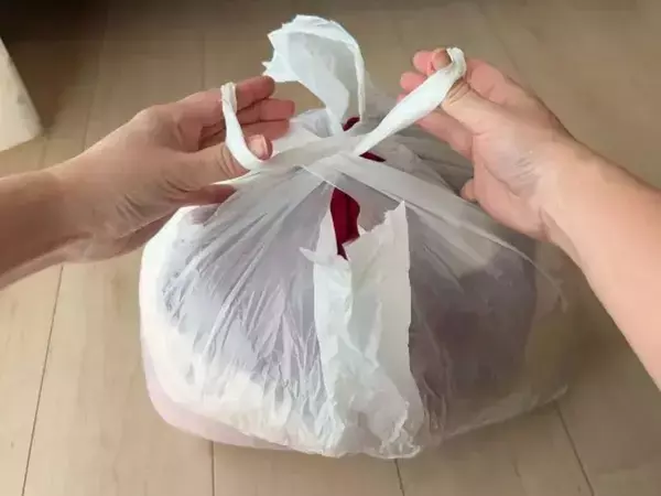 パンパンの袋を『交差して』ねじると？　驚きの結果に「マジで便利」「ウソでしょ」