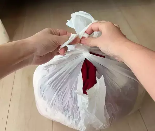 パンパンの袋を『交差して』ねじると？　驚きの結果に「マジで便利」「ウソでしょ」