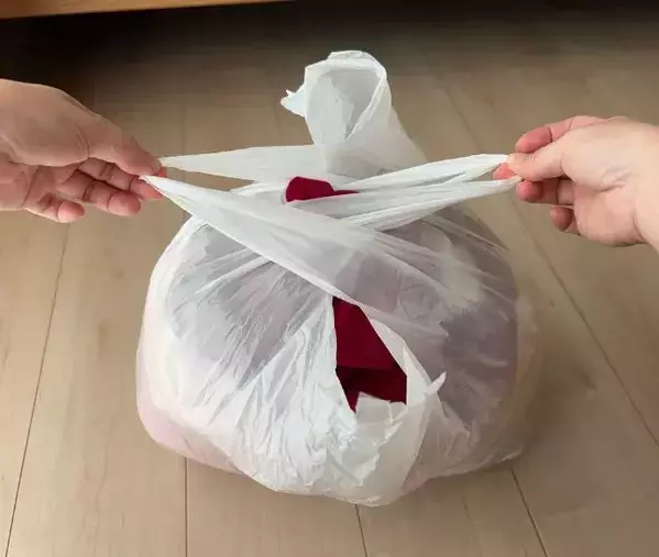パンパンの袋を『交差して』ねじると？　驚きの結果に「マジで便利」「ウソでしょ」