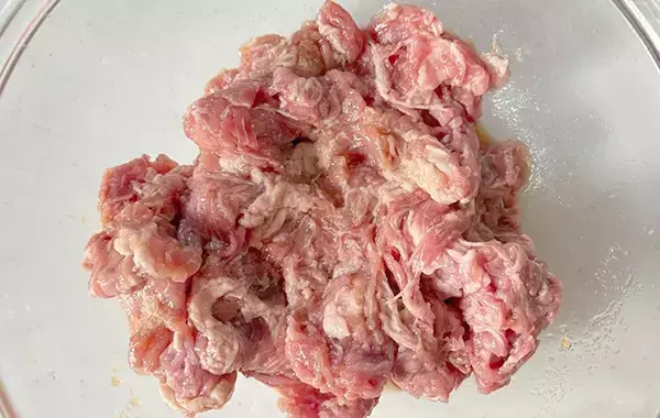 フライパンは使いません！　15分で完成の『豚の生姜焼き風』レシピ