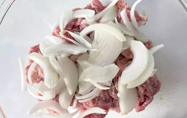 フライパンは使いません！　15分で完成の『豚の生姜焼き風』レシピ