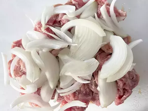 フライパンは使いません！　15分で完成の『豚の生姜焼き風』レシピ