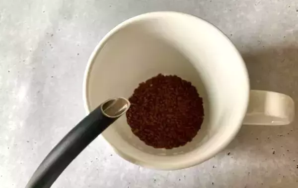 マグカップに粉を入れるの、待った！　インスタントコーヒーのおいしい作り方とは？