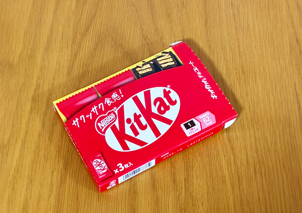 『キットカット』の空き箱を冷蔵庫に設置　賢く使う収納アイディアに「これぞ生活の知恵！」