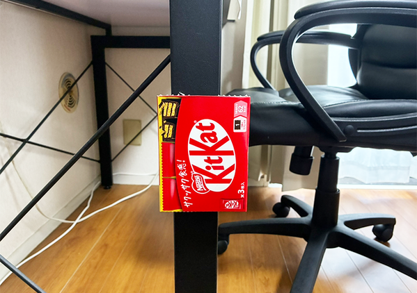 『キットカット』の空き箱を冷蔵庫に設置　賢く使う収納アイディアに「これぞ生活の知恵！」