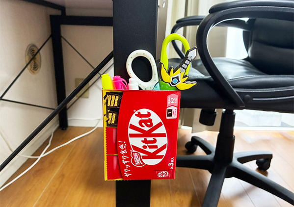 『キットカット』の空き箱を冷蔵庫に設置　賢く使う収納アイディアに「これぞ生活の知恵！」