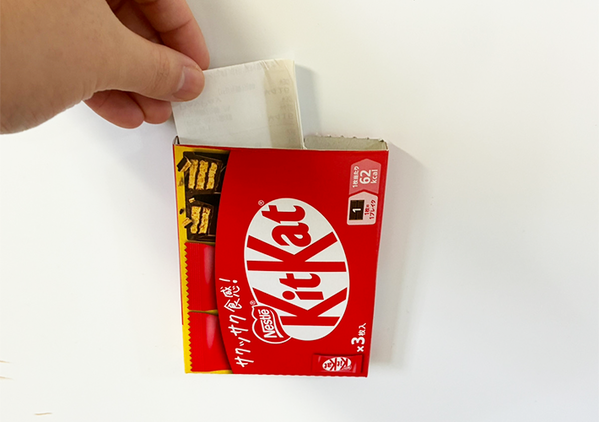 『キットカット』の空き箱を冷蔵庫に設置　賢く使う収納アイディアに「これぞ生活の知恵！」