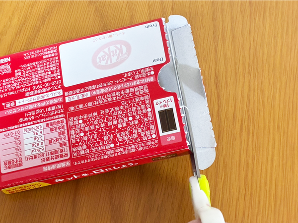 『キットカット』の空き箱を冷蔵庫に設置　賢く使う収納アイディアに「これぞ生活の知恵！」