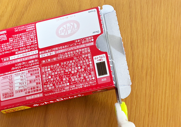 『キットカット』の空き箱を冷蔵庫に設置　賢く使う収納アイディアに「これぞ生活の知恵！」