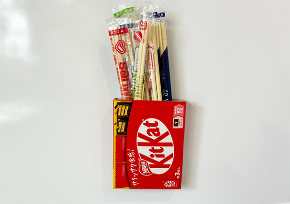 『キットカット』の空き箱を冷蔵庫に設置　賢く使う収納アイディアに「これぞ生活の知恵！」