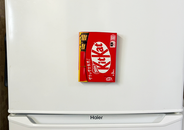 『キットカット』の空き箱を冷蔵庫に設置　賢く使う収納アイディアに「これぞ生活の知恵！」