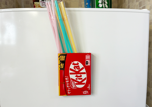 『キットカット』の空き箱を冷蔵庫に設置　賢く使う収納アイディアに「これぞ生活の知恵！」