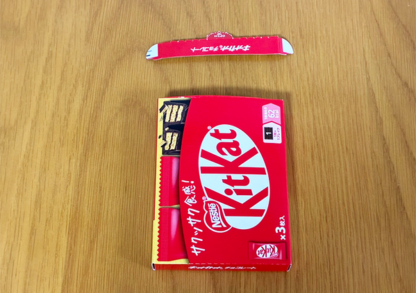 『キットカット』の空き箱を冷蔵庫に設置　賢く使う収納アイディアに「これぞ生活の知恵！」