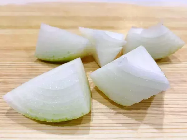 調理前にタマネギを水に浸すだけ！　まさかの変化に「絶対やる」「知らなかった」【下処理テク4選】