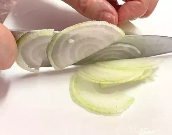 調理前にタマネギを水に浸すだけ！　まさかの変化に「絶対やる」「知らなかった」【下処理テク4選】