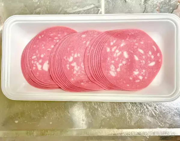 たった『1分』で食卓が華やかに！　空き瓶とハムで作る一品に「めちゃくちゃ賢い」【調理テク4選】