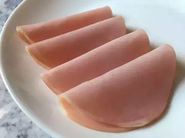 たった『1分』で食卓が華やかに！　空き瓶とハムで作る一品に「めちゃくちゃ賢い」【調理テク4選】