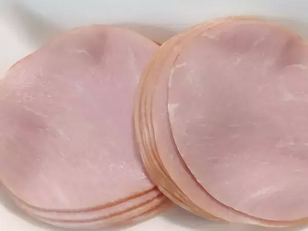 たった『1分』で食卓が華やかに！　空き瓶とハムで作る一品に「めちゃくちゃ賢い」【調理テク4選】