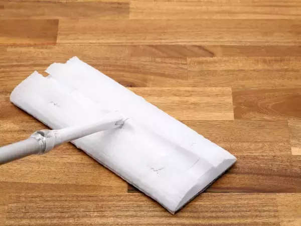 ワイパーと掃除機、どっちが先？　意外と知らない正しい順番に「ずっと逆やってた」【床掃除テク4選】