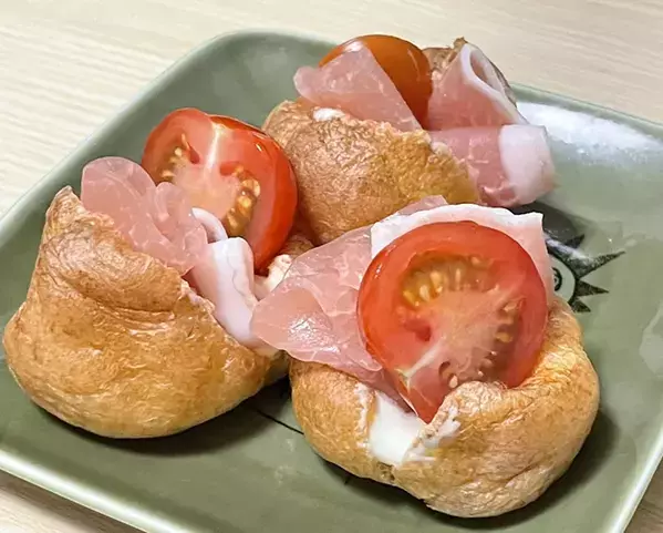 切って生ハムとトマトを挟むだけ　簡単でおしゃれな前菜、使ったのは…？