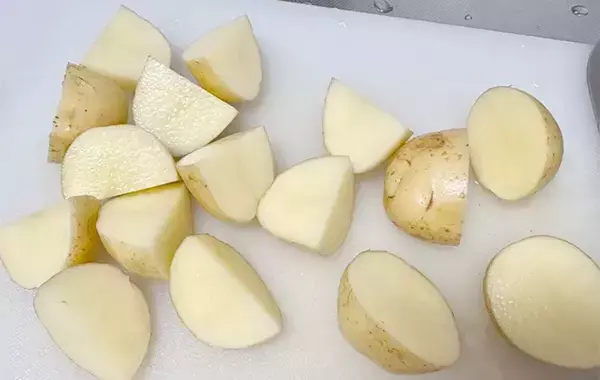 切ったジャガイモを炒めて…　使った調味料に「小2息子が大喜び」「倍量で作りたい」