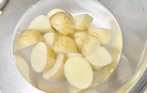 切ったジャガイモを炒めて…　使った調味料に「小2息子が大喜び」「倍量で作りたい」