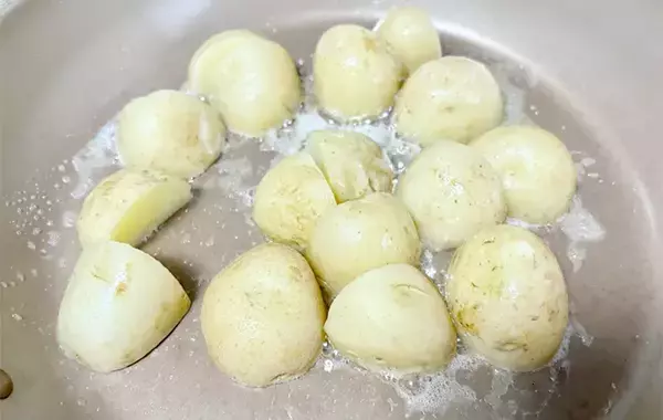 切ったジャガイモを炒めて…　使った調味料に「小2息子が大喜び」「倍量で作りたい」