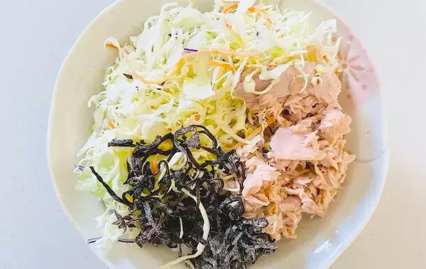 塩こんぶとツナ缶をのせて…　火を使わない丼ぶりに「簡単なのに大満足」