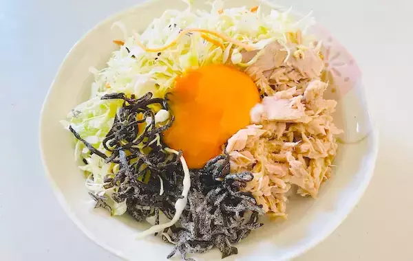 塩こんぶとツナ缶をのせて…　火を使わない丼ぶりに「簡単なのに大満足」