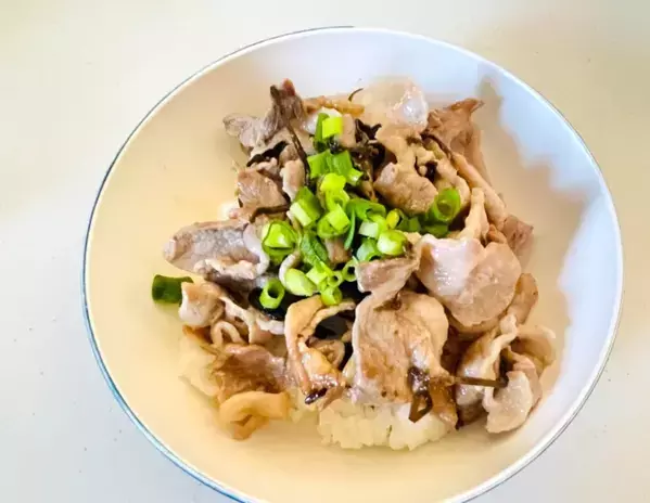 パック肉と塩こんぶを炒めて…　できた簡単おかずが「食卓に出した瞬間、消えた！」