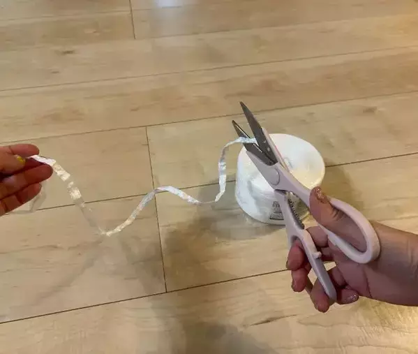 黒ずみがごっそり取れた！　ビニール紐を使った蛇口掃除に「簡単すぎる」「早速試す」