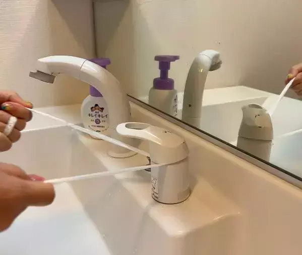 黒ずみがごっそり取れた！　ビニール紐を使った蛇口掃除に「簡単すぎる」「早速試す」