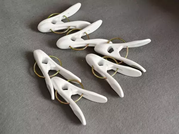 洗濯バサミを『結束バンド』で繋ぐだけ！　干す場所を増やす裏技に「真似します」「超便利」【洗濯テク4選】