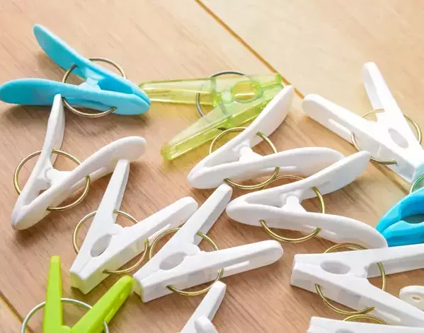 洗濯バサミを『結束バンド』で繋ぐだけ！　干す場所を増やす裏技に「真似します」「超便利」【洗濯テク4選】