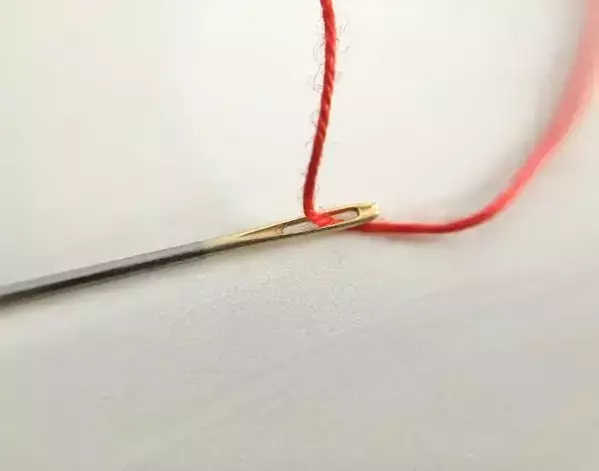 針穴への糸通しは『歯ブラシ』を活用して！　意外なアイディアに「助かる」「真似する」【裁縫テク4選】