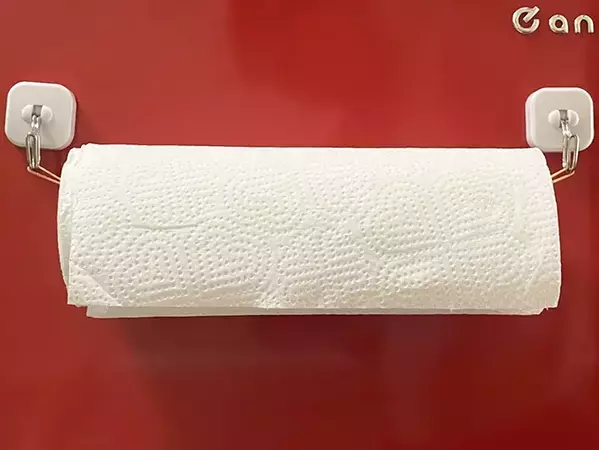 ダイソーの『マグネットフック』に輪ゴムを足すと？　キッチンが快適になった！