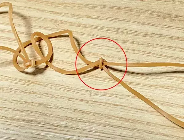 ダイソーの『マグネットフック』に輪ゴムを足すと？　キッチンが快適になった！