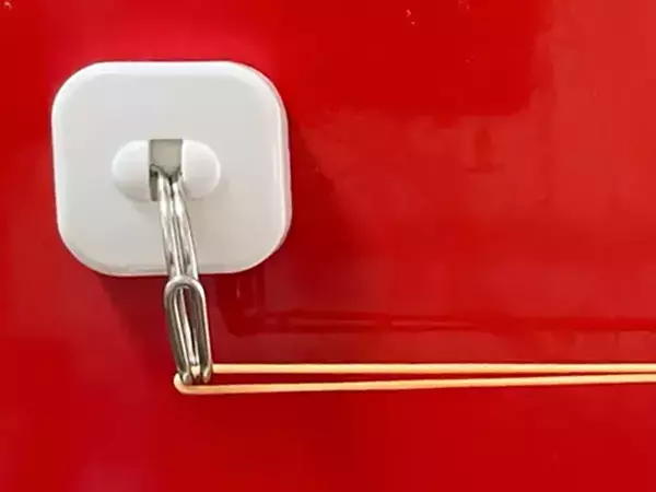 ダイソーの『マグネットフック』に輪ゴムを足すと？　キッチンが快適になった！