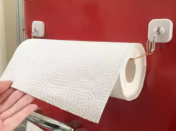 ダイソーの『マグネットフック』に輪ゴムを足すと？　キッチンが快適になった！