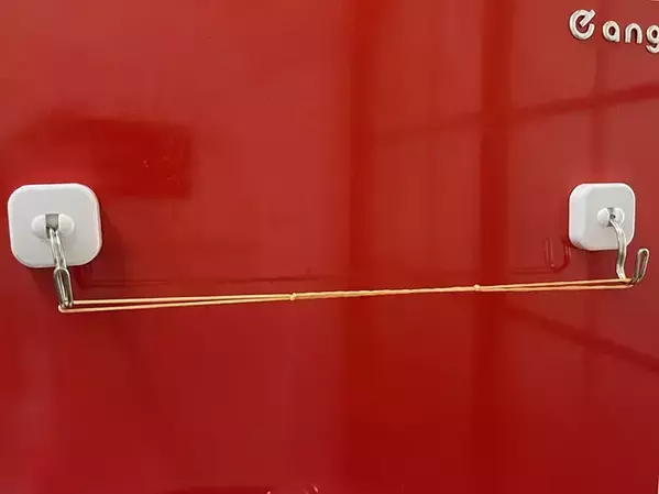 ダイソーの『マグネットフック』に輪ゴムを足すと？　キッチンが快適になった！