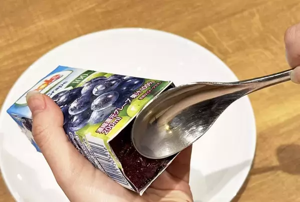 子供「アイス作って！」　紙パックジュースに棒を挿して冷凍庫に入れた結果…