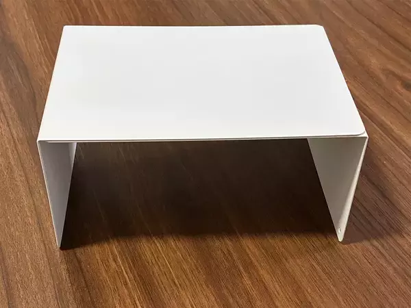 2個のブックエンドに木材をつけて…　簡単に作れたトイレのスマホ置き場に「おしゃれ！」【100均DIY】