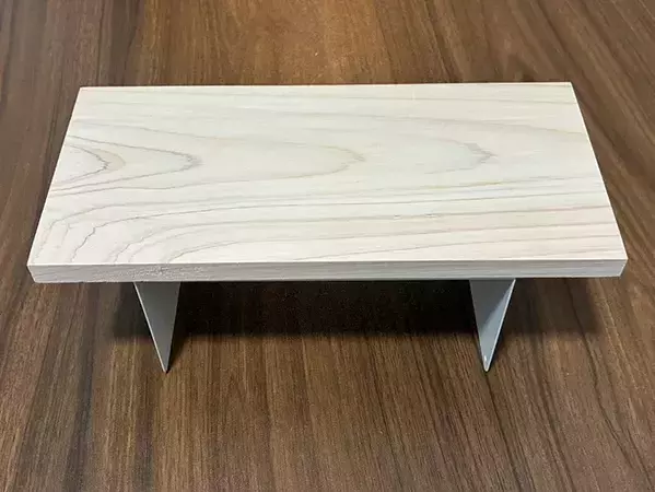 2個のブックエンドに木材をつけて…　簡単に作れたトイレのスマホ置き場に「おしゃれ！」【100均DIY】