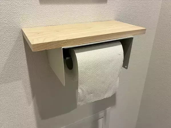 2個のブックエンドに木材をつけて…　簡単に作れたトイレのスマホ置き場に「おしゃれ！」【100均DIY】