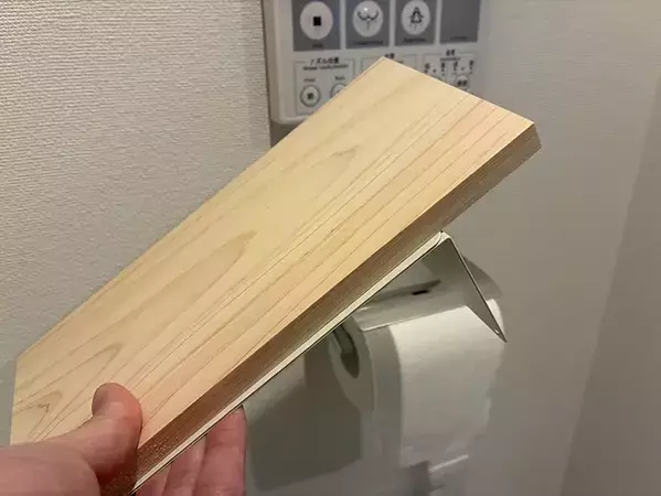 2個のブックエンドに木材をつけて…　簡単に作れたトイレのスマホ置き場に「おしゃれ！」【100均DIY】