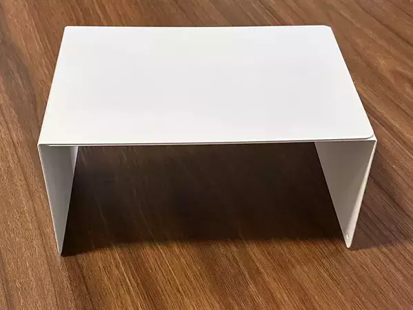 2個のブックエンドに木材をつけて…　簡単に作れたトイレのスマホ置き場に「おしゃれ！」【100均DIY】