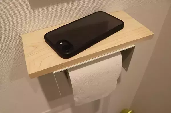 2個のブックエンドに木材をつけて…　簡単に作れたトイレのスマホ置き場に「おしゃれ！」【100均DIY】