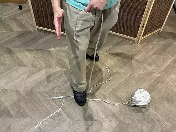 災害時に使えるビニール紐　ハサミを使わずに20秒で切れる方法が「簡単」