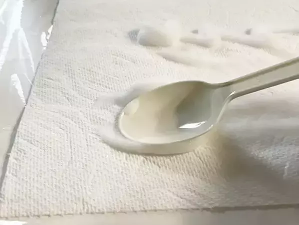 キッチンペーパーにハンドソープを塗って、カラカラに乾かすと…？　できたものに「屋外で使える！」