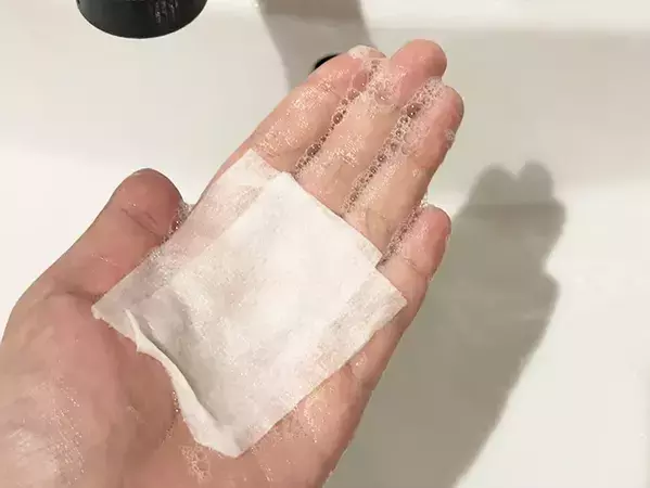 キッチンペーパーにハンドソープを塗って、カラカラに乾かすと…？　できたものに「屋外で使える！」